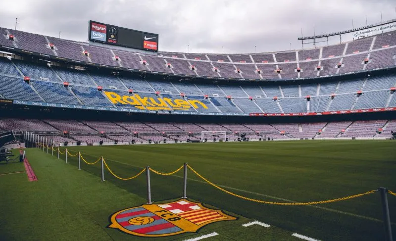 Upadek futbolowego romantyzmu. Jak na strojach FC Barcelona znalazły się reklamy?