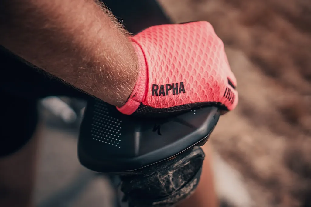 rękawiczki rowerowe poprawiają chwyt na kierownicy